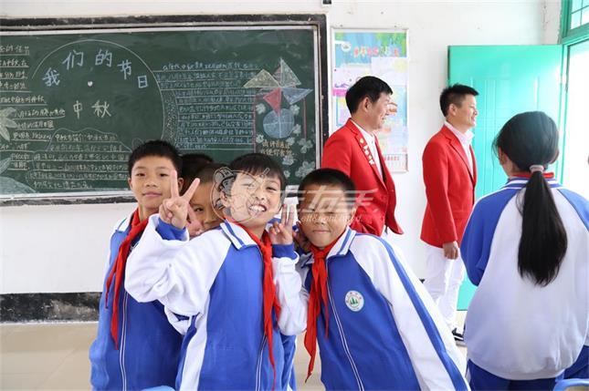 與智者為伍，與善者同行—左右手創(chuàng)始人南雄助學(xué)之行